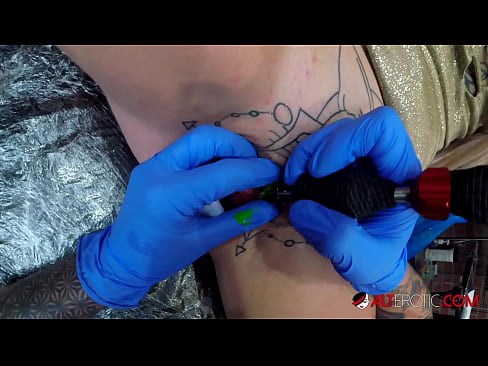 ❤️ Extremt tatuerade snyggingen Sully Savage fick en tatuering på sin klitoris ☑ Fuckingvideo at us sv.hotpornphotos.ru ❌